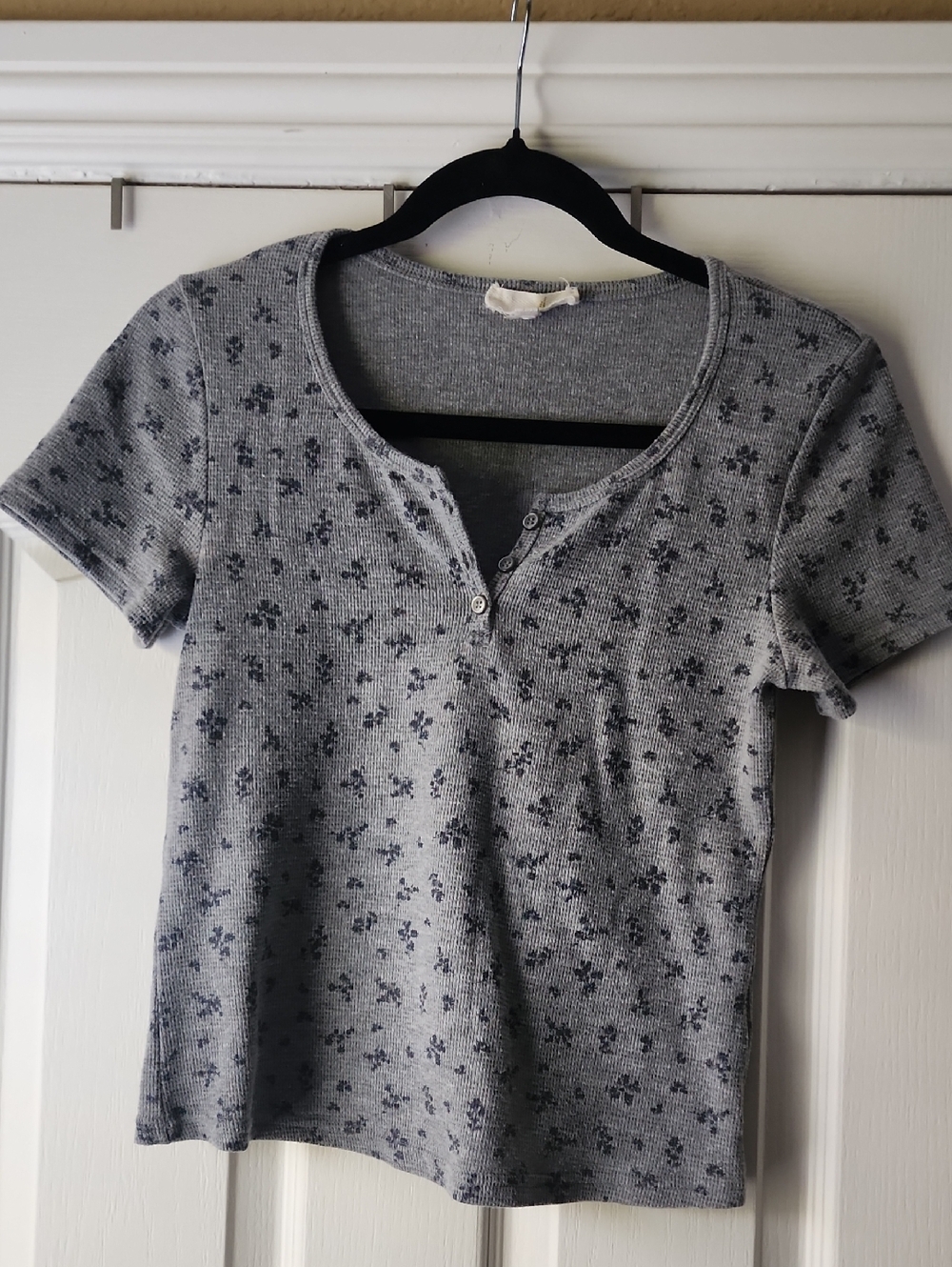Hesperus Grey Short-Sleeve Floral Henley Top, Preloved, Sz. Medium